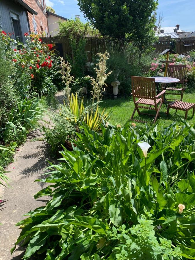 Livarot-Pays-d'Auge Dom'S Garden B&B 외부 사진